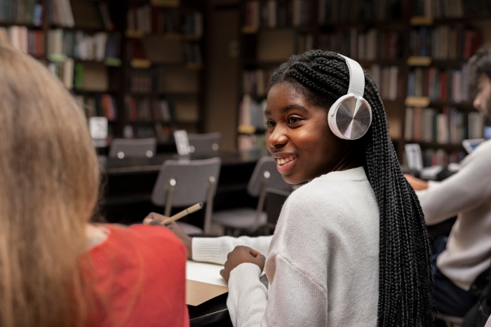 Adolescents en bibliothèque : proposer des services et animations adaptés