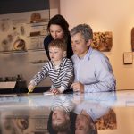 Une visite au musée en famille : Comment la médiation numérique rassemble adultes et enfants ?