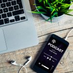 Notre sélection de podcasts pour vous occuper cet été